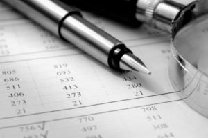 pen, magnifying glass and the form of the figures on the table in the office